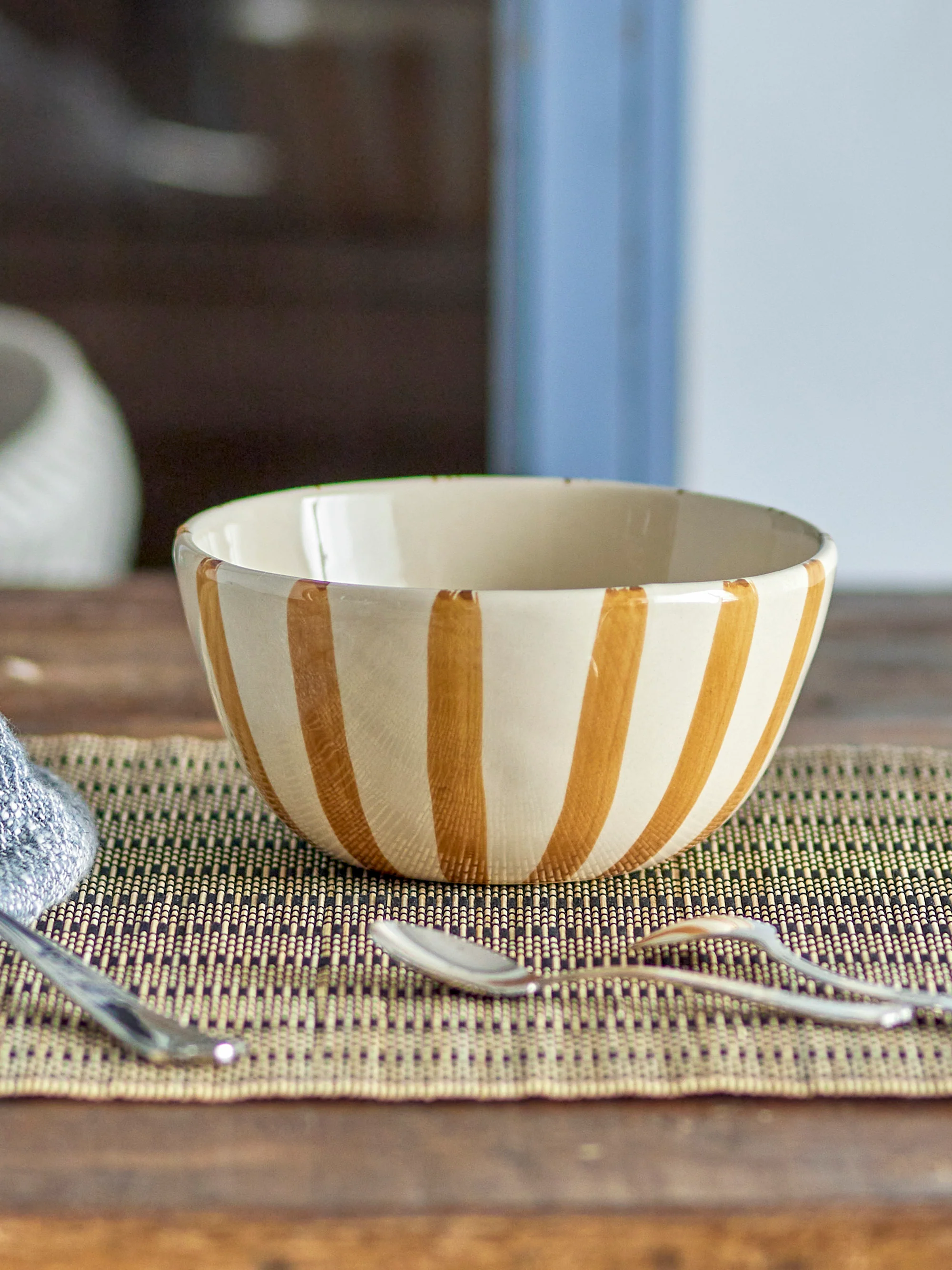 Begonia Serving Bowl - Image 4