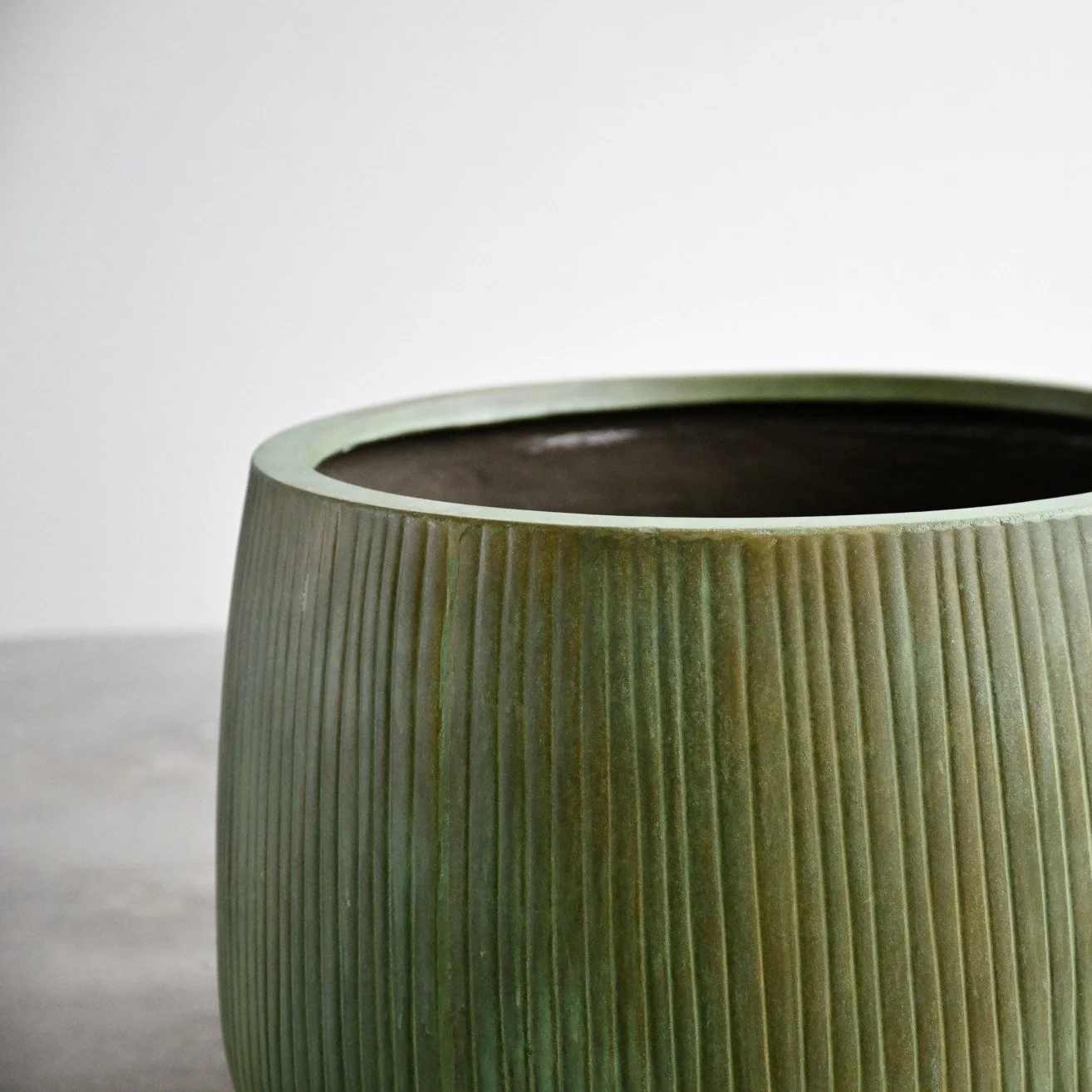 Nerja Concrete Pot - Copper Green - Image 9