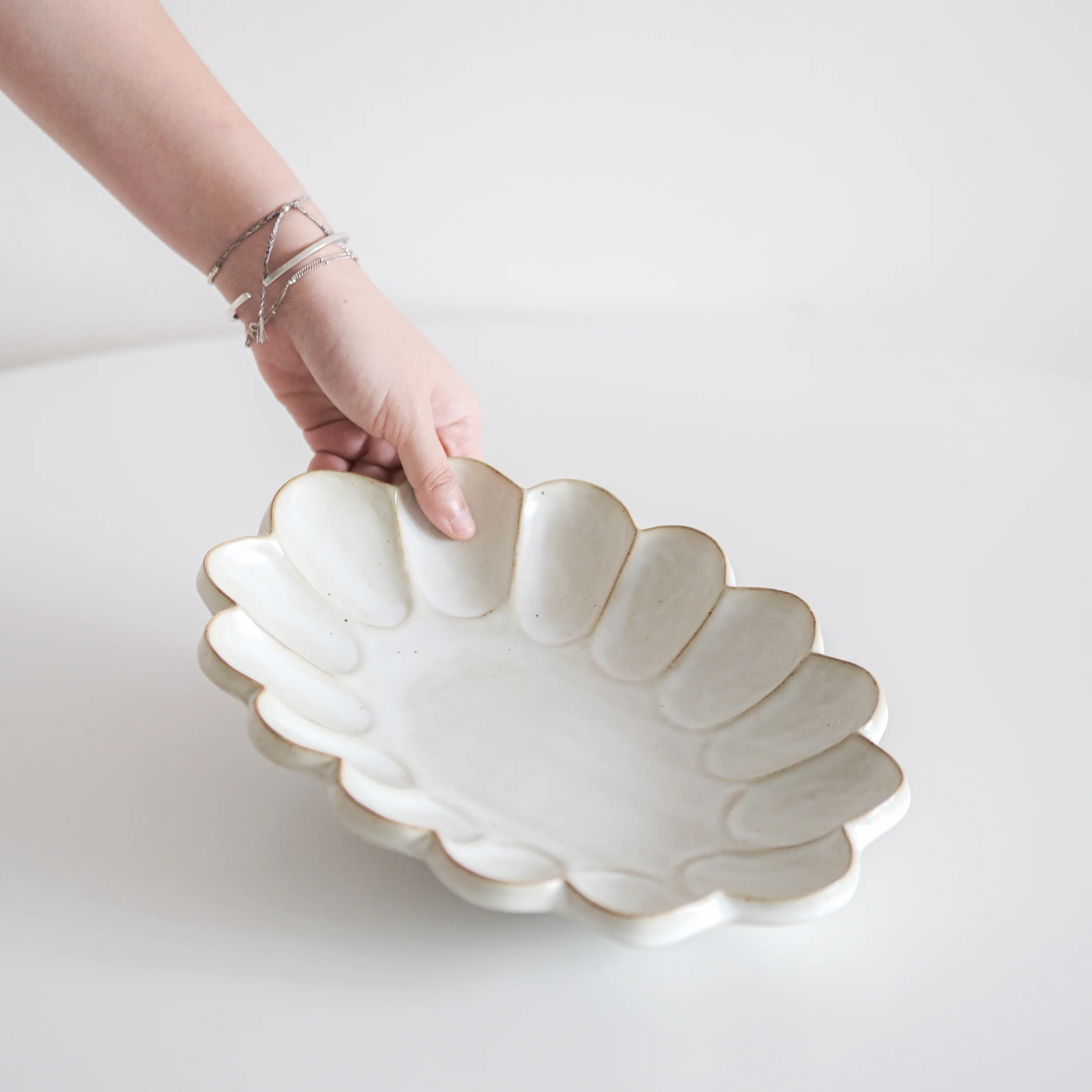 Speckled White Large Scallop Platter - Image 3